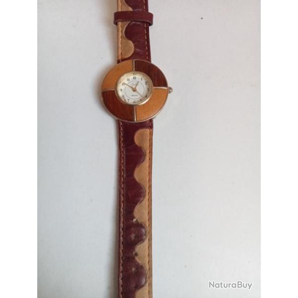 montre Ambre bois et metal ancienne, fonctionne pile remis � neuf DV 796