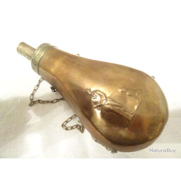 369- belle poire a poudre ancienne en forme de  montgolfi�re = d�cor d'un chasseur avec son chien