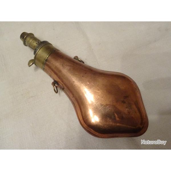 366- belle poire a poudre ancienne de forme mouvement�e