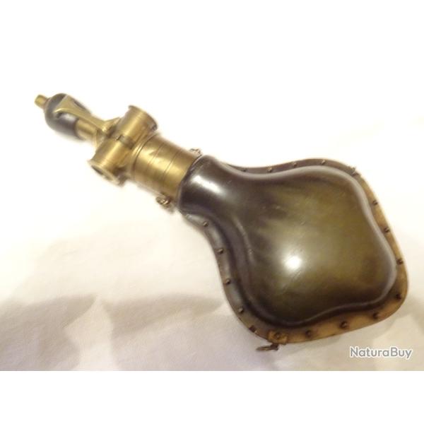 370- lot magnifique poire a poudre , crps en corne , tr�s grande =  a voir  ,,,,,,,,,,,,,,,