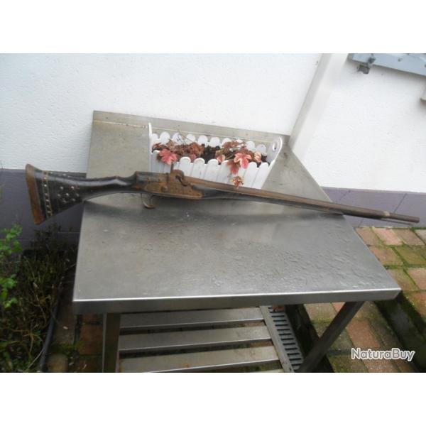 Fusil a poudre noir  origine Pays du Maghreb pour d�coration