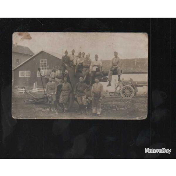 carte photo artilleurs en treillis sur canon gros calibre