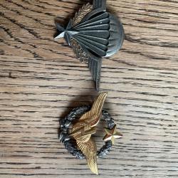 1 MEDAILLE ou INSIGNE de PARACHUTISTE  FRANCAIS NON NUMEROTE plus 1une de L'AVIATION .