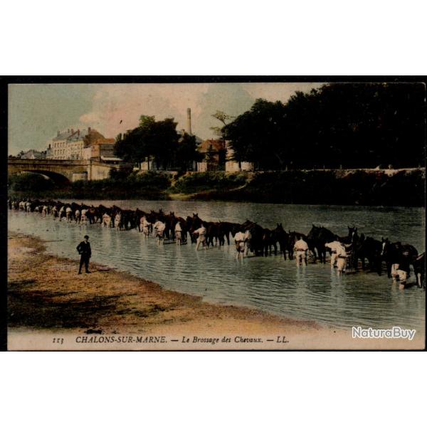 CPA -  Militare -CHALON-SUR-MARNE Le Brossage des Chevaux - N�0012