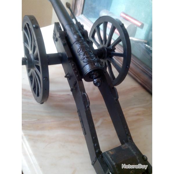 Beau canon d'artillerie a poudre noire