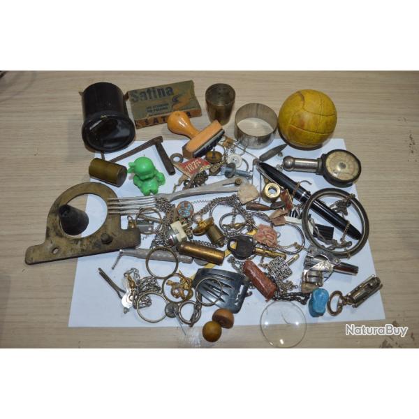 Ensemble lot fond de tiroir Militaire brocante divers � trier identifier  bijoux insigne  Broc  (2)