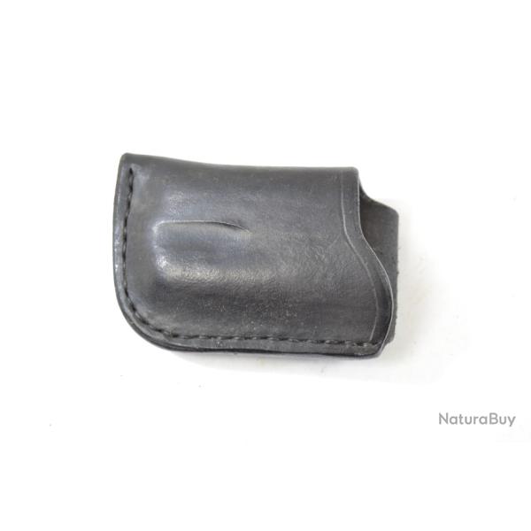 Etui holster pour pistolet automatique.