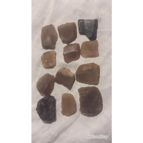 lot de douze silex blonds pour arme � chien pierre