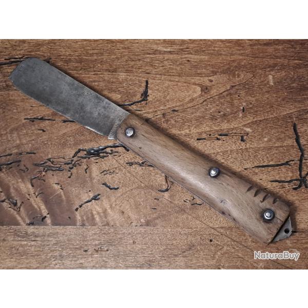 Ancien couteau colonial sans marquage, manche bois avec 4 traits (quille?), bon �tat
