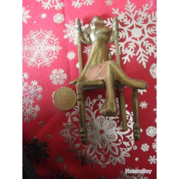 vintage grenouille en laiton sur une chaise ha 12 cm