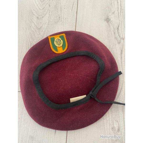 B�ret rouge avec insigne de la police militaire US arm�e �tats unis