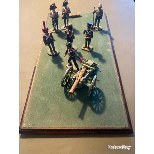 Soldats de plomb, une batterie premier Empire, 7 figurines un canon, un fut de canon sur un plateau