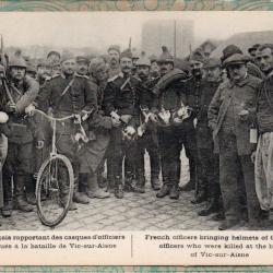 CPA -OFFICIERS FRANCAIS RAPPORTANT DES CASQUES D'OFFICIERS ALLEM - N&deg;7433