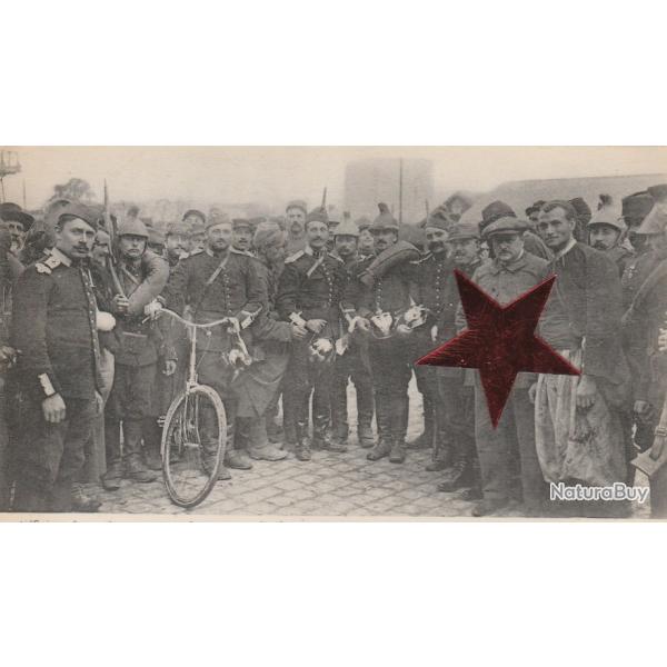 CPA -Militaria -OFFICIERS FRANCAIS RAPPORTANT DES CASQUES D'OFFICIERS ALLEM - N�520