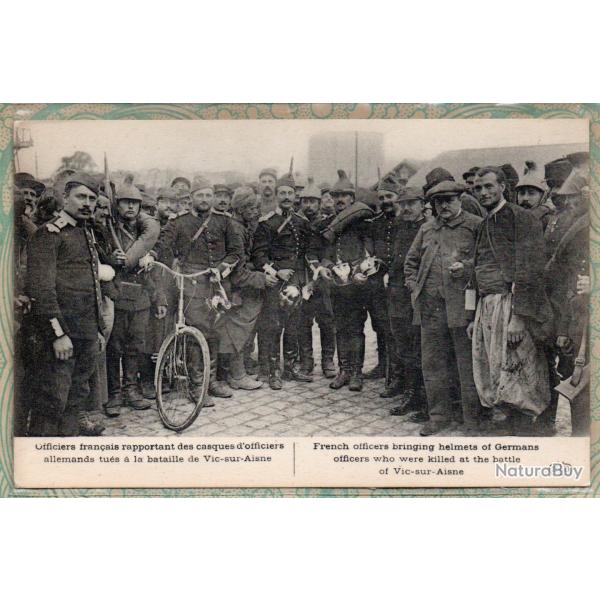 CPA -OFFICIERS FRANCAIS RAPPORTANT DES CASQUES D'OFFICIERS ALLEM - N�7433