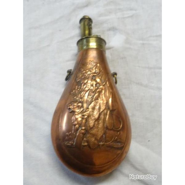 385-belle poire a poudre ancienne forme montgolfi�re d�cor d'un troph�e de chasse gard� par un chien