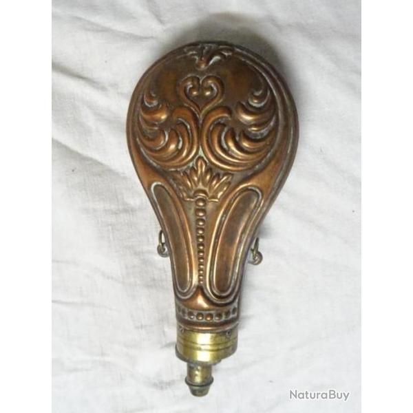 383-belle poire a poudre ancienne forme montgolfi�re d�cor de v�g�taux et d'un coeur