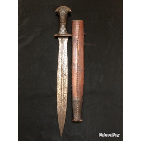 tres beau et grand couteau africain belle lame graver avec son etui