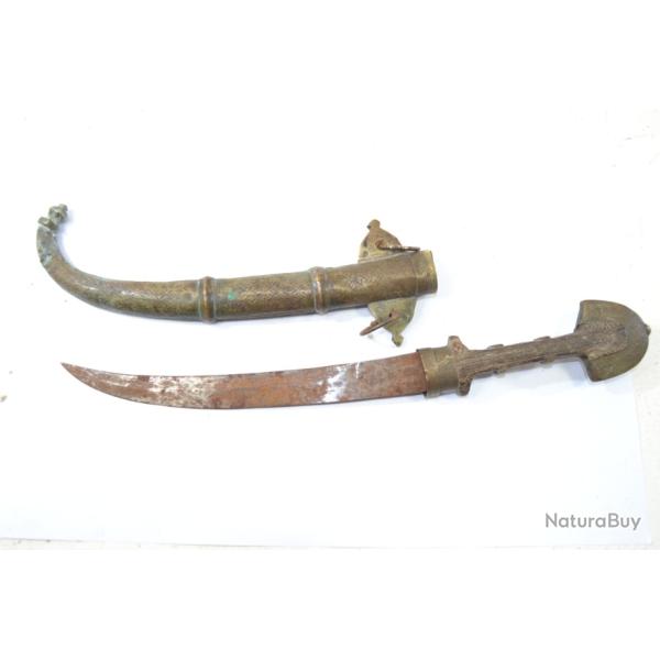 Couteau marocain Koumia Afrique du Nord. D�coration ancienne. Etat moyen