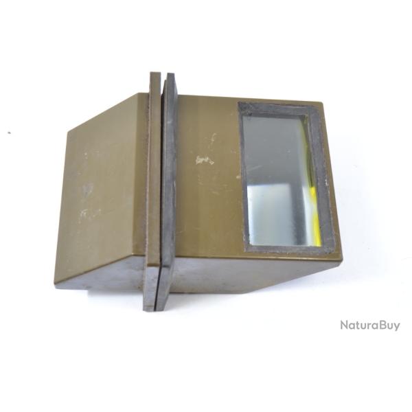 Ancien p�riscope de v�hicule blind�.