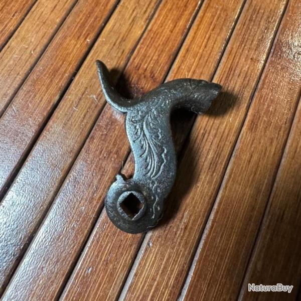 TR�S BEAU CHIEN  DROIT A PERCUSSION GRAV� D'UN ANIMAL FANTASTIQUE ET FEUILLAGES