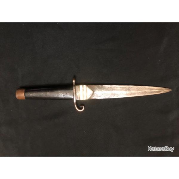 TRES BELLE DAGUE MANCHE AVEC DES INSCRUSTATIONS