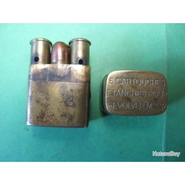 Une boite �tanche Laiton de 1892 ouverte cartouches neutralis�es
