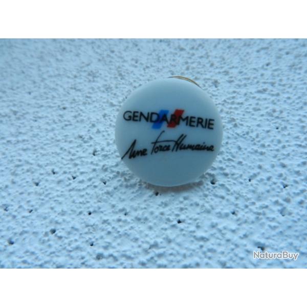 pin's insigne porcelaine gendarmerie une force humaine