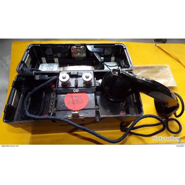 TELEPHONE DE L'ARMEE ALLEMANDE DANS SA BOITE EN BAKELITE , FABRICATION DE 1961 PERIODE DE LA GUERRE