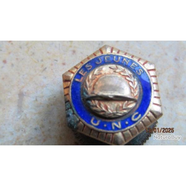 insigne association jeunes U.N.C Anciens Combattants WW1 fran�ais Casque Adrian mod boutonni�re