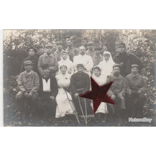 CPA -Carte Photo Groupe de Militaires- Bless�s de guerre, avec infirmi�re  N�851