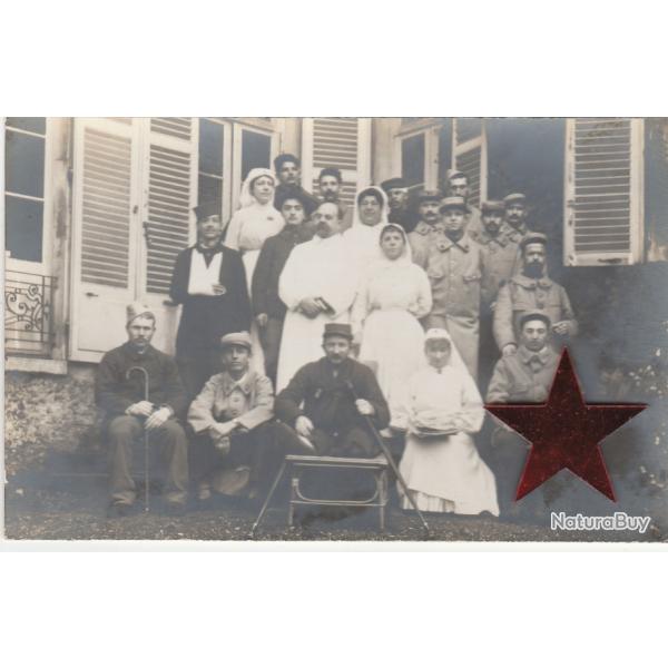 CPA -Carte Photo Groupe de Militaires- Bless�s de guerre, avec infirmi�re  N�852