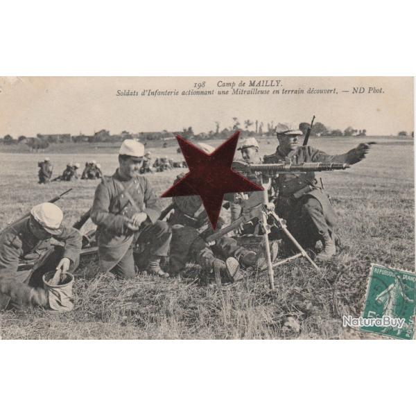CPA- MAILLY LE CAMP - Soldats d'Infanterie actionnant une Mitrailleuse en terrain d�couvert N�822