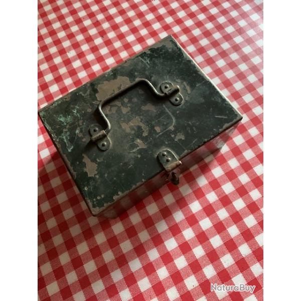 Caisse en mtal avec compartiment amovible