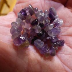 TRES JOLI PETIT BRACELET MONTE SUR CORDE EXTENSIBLE -- EN PIERRES SEMI-PRECIEUSES (AMETHYSTES)