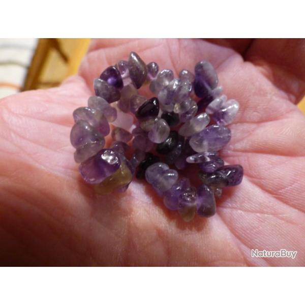 TRES JOLI PETIT BRACELET MONTE SUR CORDE EXTENSIBLE -- EN PIERRES SEMI-PRECIEUSES (AMETHYSTES)