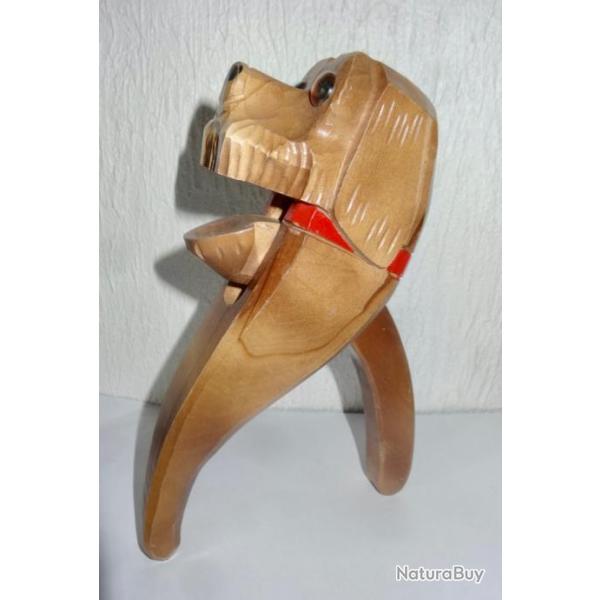 ANCIEN CASSE NOIX CHIEN EN BOIS