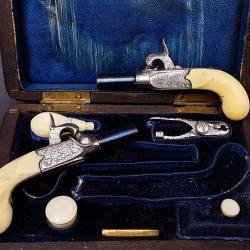 RARE ARME MINIATURE CASSETTE NECESSAIRE DE MAITRISE CONTENANT UNE REDUCTION D'UNE PAIRE DE PISTOLETS