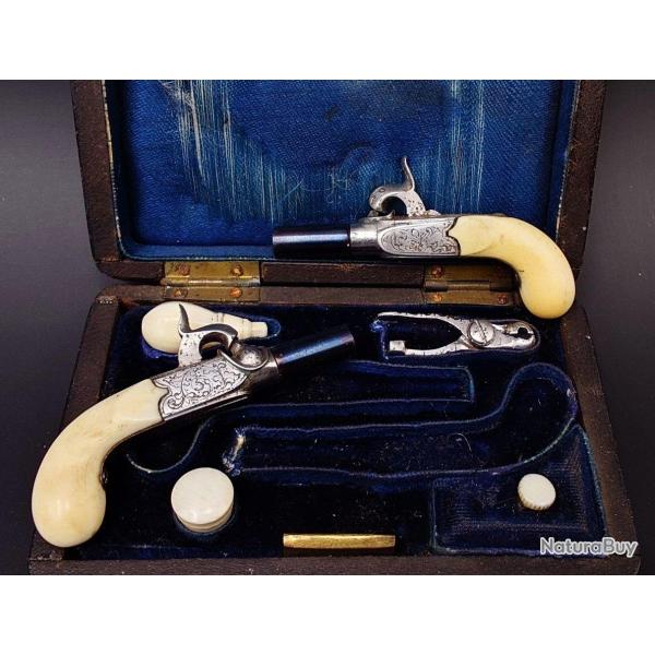 RARE ARME MINIATURE CASSETTE NECESSAIRE DE MAITRISE CONTENANT UNE REDUCTION D'UNE PAIRE DE PISTOLETS