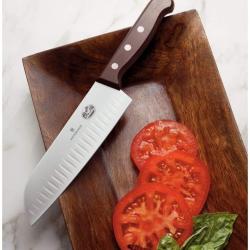 Victorinox 6.8520.17G Couteau de cuisine Santoku 17cm ondul&eacute;. avec manche en bois