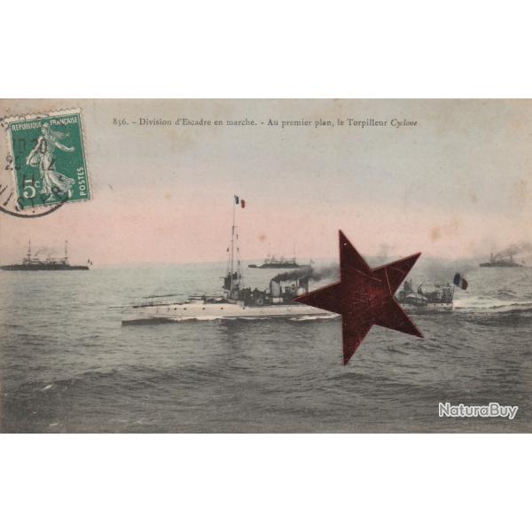 CPA - Marine Militaire Fran�aise - Division Descendre en marche Au premier plan le Torpilleu - N�209