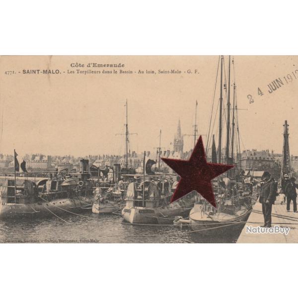 CPA - Marine Militaire - " ST-MALO " Torpilleurs dans le Bassin - Au loin St-Malo  N�111