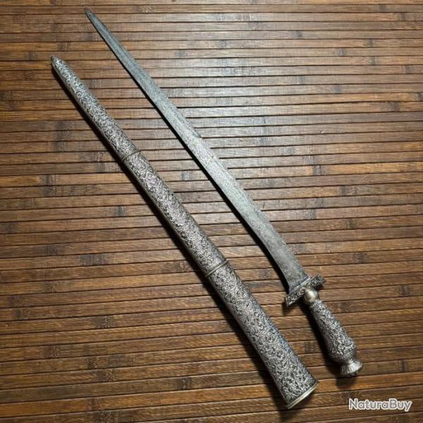 MAGNIFIQUE SABRE D'ASIE DU SUD EST ENTI�REMENT EN ARGENT OUVRAG�E LAME DAMAS PAMORE