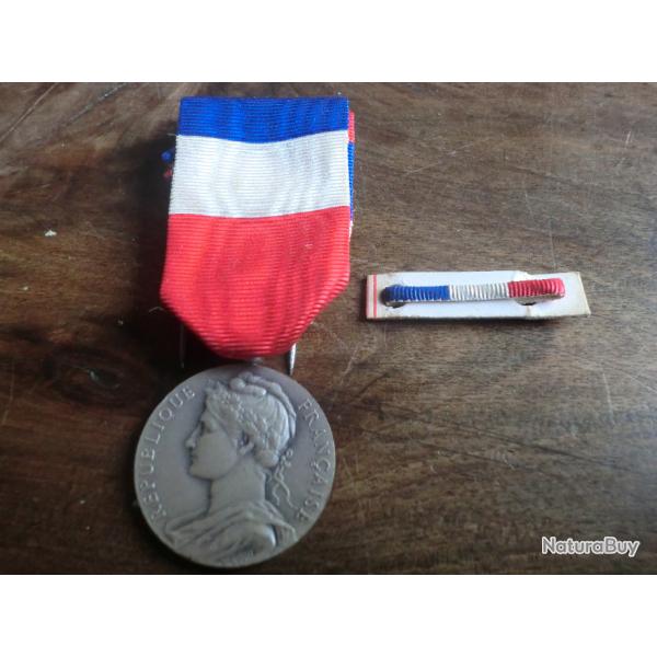 m�daille  ministere  du travail   1957  /  borrel