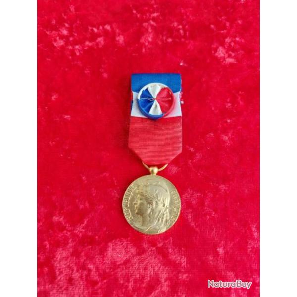 M�daille du travail vermeil avec rosette LEPY YVONNE 1994