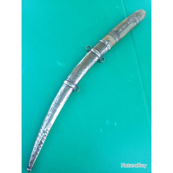 JOLI &  ANCIEN  POIGNARD SHULA LG : 440mm  . AFRIQUE DU NORD .  AUCUN JEU .