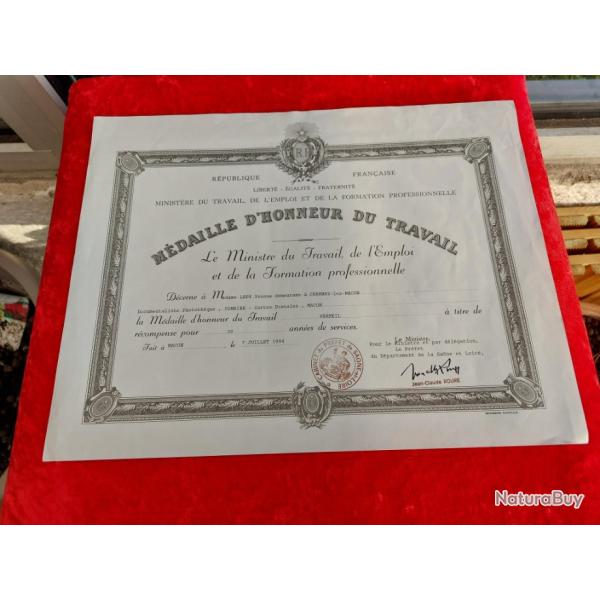 Dipl�me m�daille du travail vermeil Yvonne Lepy