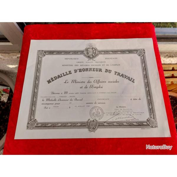 Dipl�me m�daille du travail argent Yvonne Lepy