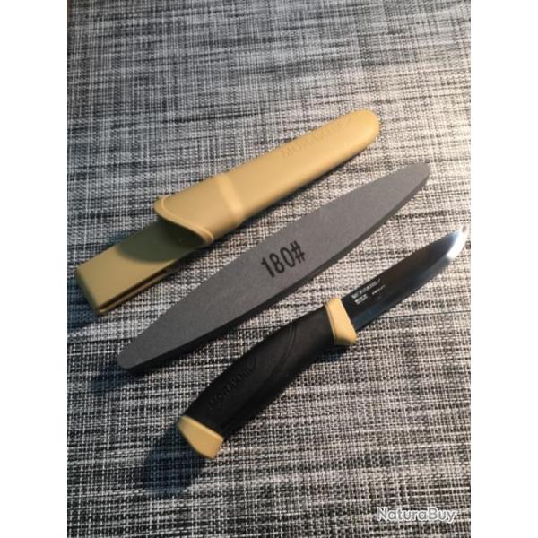 Lot ��Sahara�� avec couteau ��MORAKNIL�� et pierre