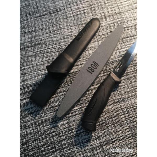 Lot ��For�t noire�� avec couteau ��MORAKNIL�� et pierre